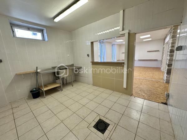 QUIMPER – QUARTIER DU CAP HORN – À DEUX PAS DE L’ODET ET DES COMMODITÉS – LOCAL COMMERCIAL TRAVERSANT DE 75 M² – QUELQUES TRAVAUX À PRÉVOIR – PRIX ATTRACTIF – EXCLUSIVITÉ.

**** Une base fonctionnelle et lumineuse, idéale pour implanter son activité ou réaliser un investissement locatif. ****

Gino DUPUY vous propose en exclusivité, au rez-de-chaussée d’une petite copropriété située dans le quartier dynamique du Cap Horn à Quimper, ce local commercial traversant d’environ 75 m².

À proximité immédiate de l’Odet, des commerces et des commodités, le local bénéficie d’un emplacement facilement identifiable et d’un environnement adapté à de nombreuses activités professionnelles.

Il se compose :

D’une entrée donnant sur une grande pièce ouverte et lumineuse
D’un second espace situé à l’arrière du local
D’un coin technique correspondant à une ancienne cuisine
D’un couloir desservant un WC avec lave-mains
D’un accès indépendant à l’arrière donnant sur une cour

Le local (sur vide sanitaire) dispose actuellement d’un plancher bois recouvert d’OSB ainsi que d’un plafond modulable en dalles 60 × 60, permettant une adaptation relativement simple de l’aménagement intérieur.

Une proposition d’aménagement virtuel avec parquet flottant permet de mieux visualiser le potentiel du local après rénovation.

Les menuiseries sont en PVC double vitrage, à l’exception des portes d’entrée. 
Quelques travaux sont à prévoir, mais le local présente une base fonctionnelle et a déjà été exploité dans le cadre d’une location professionnelle.

Aucune place de stationnement privative n’est incluse, mais plusieurs possibilités de stationnement sont disponibles dans les rues adjacentes du Cap Horn.

Ce local conviendra aussi bien :

À un investisseur recherchant un bien à remettre en location
À un professionnel souhaitant implanter son activité et ne plus verser de loyer
À une activité commerciale, libérale, artisanale ou de services, sous réserve du règlement de copropriété et des autorisations nécessaires


- - - Visite uniquement sur rendez-vous - - -

Contact Exclusif BSK : Gino DUPUY

_________________________________________________

VENTE IMMOBILIÈRE – QUIMPER & Alentours
Échangeons sur votre projet, sans engagement, pour définir la meilleure stratégie de vente.

APPORTEURS D'AFFAIRES
Vous connaissez quelqu'un qui souhaite vendre ou acheter ?
Un simple message suffit pour initier un contact, je m'occupe du reste. Rémunération attractive.

COLLABORATION INTERCABINET
Discutons volontiers d'un partage de mandat ou d'un acheteur en recherche.

_________________________________________________

Honoraires charge vendeur : aucun frais d'agence supplémentaires pour vous.
Le prix affiché est votre prix final hors frais de notaire.