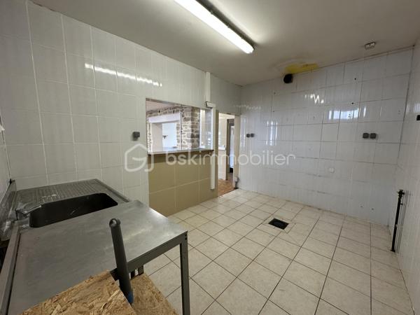 QUIMPER – QUARTIER DU CAP HORN – À DEUX PAS DE L’ODET ET DES COMMODITÉS – LOCAL COMMERCIAL TRAVERSANT DE 75 M² – QUELQUES TRAVAUX À PRÉVOIR – PRIX ATTRACTIF – EXCLUSIVITÉ.

**** Une base fonctionnelle et lumineuse, idéale pour implanter son activité ou réaliser un investissement locatif. ****

Gino DUPUY vous propose en exclusivité, au rez-de-chaussée d’une petite copropriété située dans le quartier dynamique du Cap Horn à Quimper, ce local commercial traversant d’environ 75 m².

À proximité immédiate de l’Odet, des commerces et des commodités, le local bénéficie d’un emplacement facilement identifiable et d’un environnement adapté à de nombreuses activités professionnelles.

Il se compose :

D’une entrée donnant sur une grande pièce ouverte et lumineuse
D’un second espace situé à l’arrière du local
D’un coin technique correspondant à une ancienne cuisine
D’un couloir desservant un WC avec lave-mains
D’un accès indépendant à l’arrière donnant sur une cour

Le local (sur vide sanitaire) dispose actuellement d’un plancher bois recouvert d’OSB ainsi que d’un plafond modulable en dalles 60 × 60, permettant une adaptation relativement simple de l’aménagement intérieur.

Une proposition d’aménagement virtuel avec parquet flottant permet de mieux visualiser le potentiel du local après rénovation.

Les menuiseries sont en PVC double vitrage, à l’exception des portes d’entrée. 
Quelques travaux sont à prévoir, mais le local présente une base fonctionnelle et a déjà été exploité dans le cadre d’une location professionnelle.

Aucune place de stationnement privative n’est incluse, mais plusieurs possibilités de stationnement sont disponibles dans les rues adjacentes du Cap Horn.

Ce local conviendra aussi bien :

À un investisseur recherchant un bien à remettre en location
À un professionnel souhaitant implanter son activité et ne plus verser de loyer
À une activité commerciale, libérale, artisanale ou de services, sous réserve du règlement de copropriété et des autorisations nécessaires


- - - Visite uniquement sur rendez-vous - - -

Contact Exclusif BSK : Gino DUPUY

_________________________________________________

VENTE IMMOBILIÈRE – QUIMPER & Alentours
Échangeons sur votre projet, sans engagement, pour définir la meilleure stratégie de vente.

APPORTEURS D'AFFAIRES
Vous connaissez quelqu'un qui souhaite vendre ou acheter ?
Un simple message suffit pour initier un contact, je m'occupe du reste. Rémunération attractive.

COLLABORATION INTERCABINET
Discutons volontiers d'un partage de mandat ou d'un acheteur en recherche.

_________________________________________________

Honoraires charge vendeur : aucun frais d'agence supplémentaires pour vous.
Le prix affiché est votre prix final hors frais de notaire.