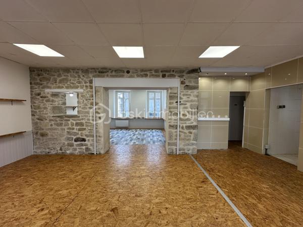 QUIMPER – QUARTIER DU CAP HORN – À DEUX PAS DE L’ODET ET DES COMMODITÉS – LOCAL COMMERCIAL TRAVERSANT DE 75 M² – QUELQUES TRAVAUX À PRÉVOIR – PRIX ATTRACTIF – EXCLUSIVITÉ.

**** Une base fonctionnelle et lumineuse, idéale pour implanter son activité ou réaliser un investissement locatif. ****

Gino DUPUY vous propose en exclusivité, au rez-de-chaussée d’une petite copropriété située dans le quartier dynamique du Cap Horn à Quimper, ce local commercial traversant d’environ 75 m².

À proximité immédiate de l’Odet, des commerces et des commodités, le local bénéficie d’un emplacement facilement identifiable et d’un environnement adapté à de nombreuses activités professionnelles.

Il se compose :

D’une entrée donnant sur une grande pièce ouverte et lumineuse
D’un second espace situé à l’arrière du local
D’un coin technique correspondant à une ancienne cuisine
D’un couloir desservant un WC avec lave-mains
D’un accès indépendant à l’arrière donnant sur une cour

Le local (sur vide sanitaire) dispose actuellement d’un plancher bois recouvert d’OSB ainsi que d’un plafond modulable en dalles 60 × 60, permettant une adaptation relativement simple de l’aménagement intérieur.

Une proposition d’aménagement virtuel avec parquet flottant permet de mieux visualiser le potentiel du local après rénovation.

Les menuiseries sont en PVC double vitrage, à l’exception des portes d’entrée. 
Quelques travaux sont à prévoir, mais le local présente une base fonctionnelle et a déjà été exploité dans le cadre d’une location professionnelle.

Aucune place de stationnement privative n’est incluse, mais plusieurs possibilités de stationnement sont disponibles dans les rues adjacentes du Cap Horn.

Ce local conviendra aussi bien :

À un investisseur recherchant un bien à remettre en location
À un professionnel souhaitant implanter son activité et ne plus verser de loyer
À une activité commerciale, libérale, artisanale ou de services, sous réserve du règlement de copropriété et des autorisations nécessaires


- - - Visite uniquement sur rendez-vous - - -

Contact Exclusif BSK : Gino DUPUY

_________________________________________________

VENTE IMMOBILIÈRE – QUIMPER & Alentours
Échangeons sur votre projet, sans engagement, pour définir la meilleure stratégie de vente.

APPORTEURS D'AFFAIRES
Vous connaissez quelqu'un qui souhaite vendre ou acheter ?
Un simple message suffit pour initier un contact, je m'occupe du reste. Rémunération attractive.

COLLABORATION INTERCABINET
Discutons volontiers d'un partage de mandat ou d'un acheteur en recherche.

_________________________________________________

Honoraires charge vendeur : aucun frais d'agence supplémentaires pour vous.
Le prix affiché est votre prix final hors frais de notaire.