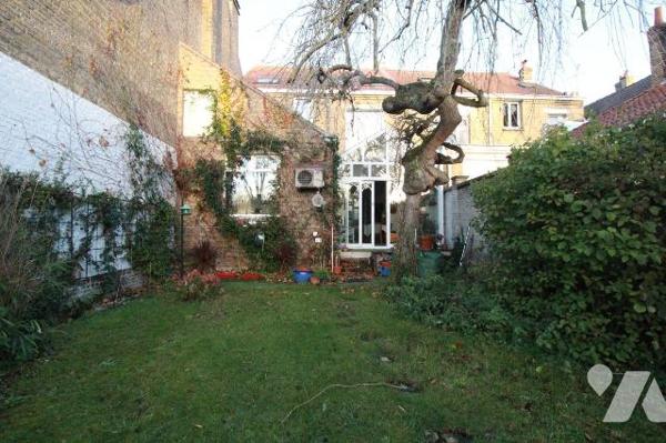 Authentique maison bâtie en 1900 sur une parcelle de 489 m², située à Rosendaël dans un secteur...