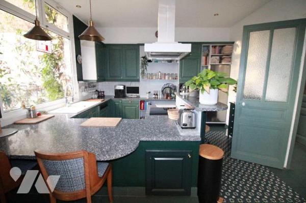 Authentique maison bâtie en 1900 sur une parcelle de 489 m², située à Rosendaël dans un secteur...