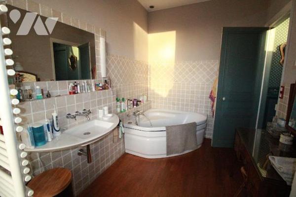 Authentique maison bâtie en 1900 sur une parcelle de 489 m², située à Rosendaël dans un secteur...