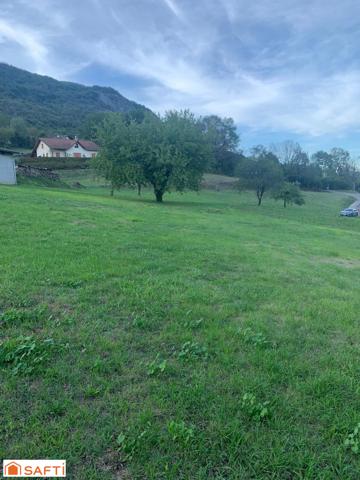 A vendre très beau terrain constructible de 1 696 m2