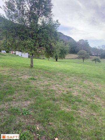 A vendre très beau terrain constructible de 1 696 m2