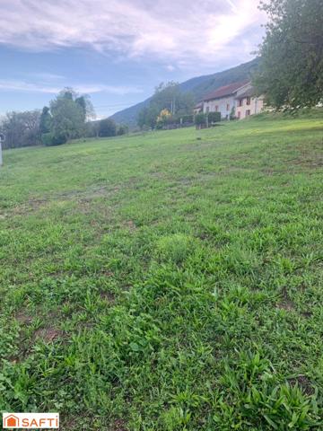 A vendre très beau terrain constructible de 1 696 m2