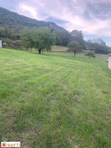 A vendre très beau terrain constructible de 1 696 m2