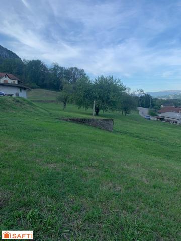 A vendre très beau terrain constructible de 1 696 m2