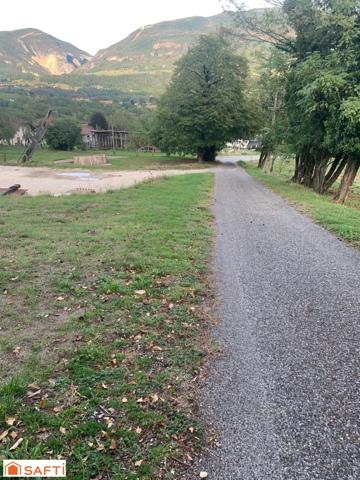 A vendre très beau terrain constructible de 1 696 m2