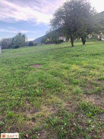 A vendre très beau terrain constructible de 1 696 m2