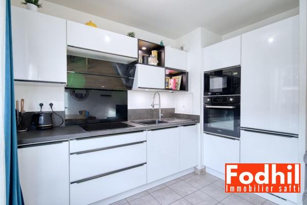 Appartement 3 piéces, 2 chambres avec parking et une cave.