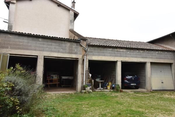 Idéalement placée entre Belleville et Mâcon, cette bâtisse des année 1900  est idéale pour créer plusieurs logements