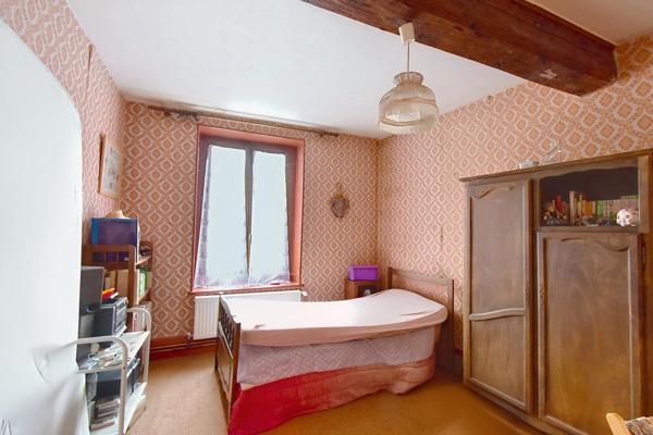 Idéalement placée entre Belleville et Mâcon, cette bâtisse des année 1900  est idéale pour créer plusieurs logements