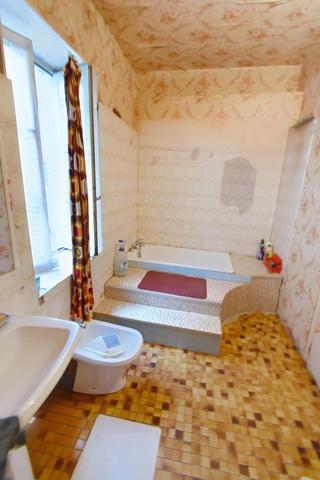 Idéalement placée entre Belleville et Mâcon, cette bâtisse des année 1900  est idéale pour créer plusieurs logements