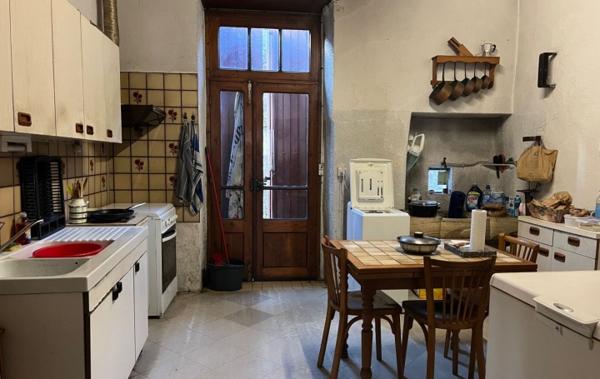 Vente Maison de village avec grand garage cour intérieure à rénover Saint-pons-de-thomieres   