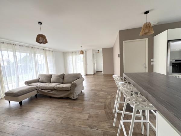 Maison récente T4 de 100m² avec garage attenant sur un terrain clos de 533m²