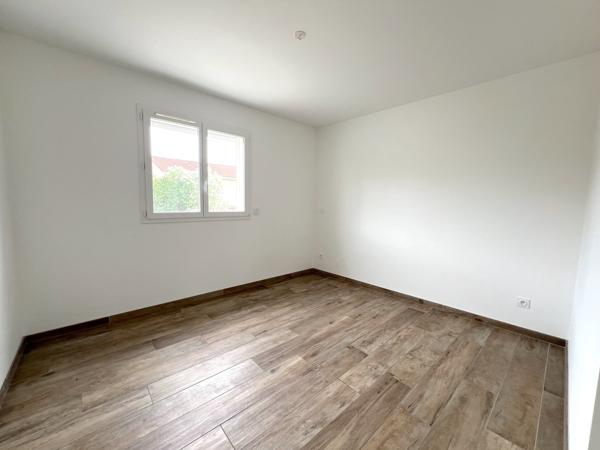 Maison récente T4 de 100m² avec garage attenant sur un terrain clos de 533m²