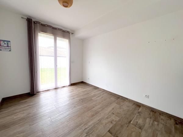 Maison récente T4 de 100m² avec garage attenant sur un terrain clos de 533m²