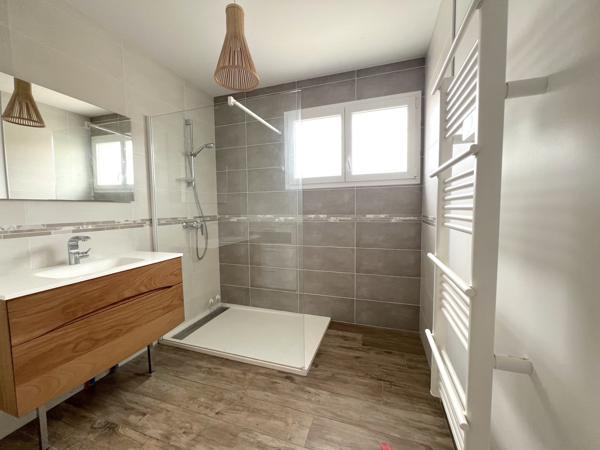 Maison récente T4 de 100m² avec garage attenant sur un terrain clos de 533m²