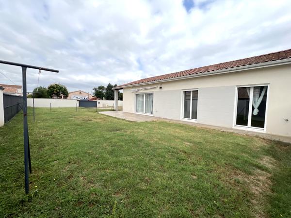 Maison récente T4 de 100m² avec garage attenant sur un terrain clos de 533m²