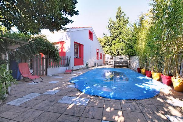 Maison individuelle à très faible consommation à Vitrolles d'une surface au sol de 135 m² environ avec 4 chambres et piscine