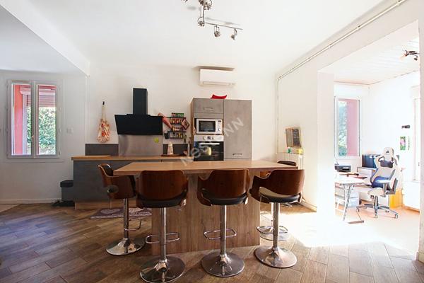 Maison individuelle à très faible consommation à Vitrolles d'une surface au sol de 135 m² environ avec 4 chambres et piscine