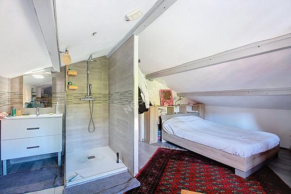 Maison individuelle à très faible consommation à Vitrolles d'une surface au sol de 135 m² environ avec 4 chambres et piscine