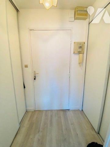 A VENDRE à Perros-Guirec (22700) en Côtes-d'Armor, Proche Plage, un appartement de type 2, d'un...