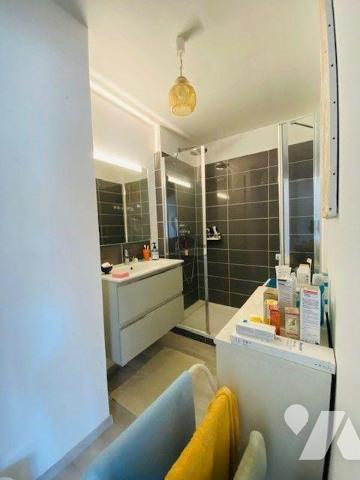 A VENDRE à Perros-Guirec (22700) en Côtes-d'Armor, Proche Plage, un appartement de type 2, d'un...