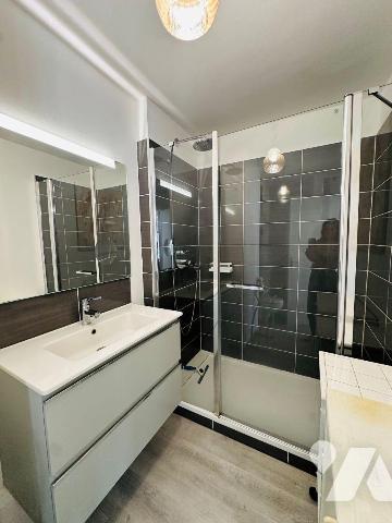 A VENDRE à Perros-Guirec (22700) en Côtes-d'Armor, Proche Plage de trestraou, un appartement de...