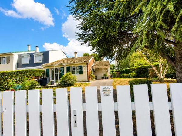 Au cœur de la très recherchée résidence privée de La Commanderie des Templiers II, découvrez cette charmante maison de plain-pied nichée dans un environnement verdoyant, calme et familial, à deux pas des écoles, commerces, transports et des infrastructures de Saint-Quentin-en-Yvelines.

Implantée sur une belle parcelle arborée de 775 m², elle offre un cadre de vie privilégié où l’on profite pleinement de l’extérieur, entre jardin, intimité et potentiel d’aménagement.

La maison développe 80,76 m² Carrez, complétés par des combles aménagés qui apportent un véritable espace de vie supplémentaire.

De plain-pied, vous trouverez une entrée, une cuisine indépendante aménagée et équipée, ainsi qu’un agréable salon-séjour lumineux ouvert sur le jardin, idéal pour les moments en famille ou entre amis. L’espace nuit se compose de deux chambres confortables (13 et 11 m2) avec placards intégrés, d’une salle d’eau et d’un WC indépendant.

Les combles aménagés par l'ancien propriétaire offrent aujourd’hui une troisième chambre ainsi qu’une salle de bains, un espace polyvalent qui pourra facilement évoluer selon vos besoins : suite parentale, bureau, espace ado ou salle de jeux.

À l’extérieur, le grand jardin arboré et soigneusement bordé de haies constitue un véritable havre de paix, propice à la détente, aux repas d’été et aux projets paysagers.

Côté pratique, la maison dispose d’un grand garage avec porte automatisée, complété par une mezzanine de rangement et un cellier . Le tout plus de 22 m² au sol, ainsi qu’un cabanon en bois au fond du jardin.

Bien entretenue, elle bénéficie déjà de fenêtres en double vitrage, de volets aluminium récents et d’une porte de garage motorisée. Quelques travaux de modernisation permettront de révéler tout son potentiel et de créer un intérieur à votre image.

Les atouts :

    Maison de plain-pied
    Terrain arboré de 775 m²
    2 chambres + espace nuit aménagé dans les combles
    Salon lumineux ouvert sur le jardin
    Double vitrage et volets aluminium récents
    Grand garage motorisé + mezzanine + cellier
    Cabanon de jardin
    Résidence privée calme et verdoyante
    Proximité immédiate écoles, commerces et transports

Une maison offrant un cadre de vie recherché, de beaux volumes et un fort potentiel d’évolution, idéale pour ceux qui souhaitent allier confort, extérieur et qualité d’emplacement.

N(hésitez pas à nous solliciter, une visite s'impose ! Nous restons disponibles 7jours sur 7. N'hésitez pas à nous laisser un message sur notre répondeur, nous vous contacterons dans les plus brefs délais.
Cordialement;