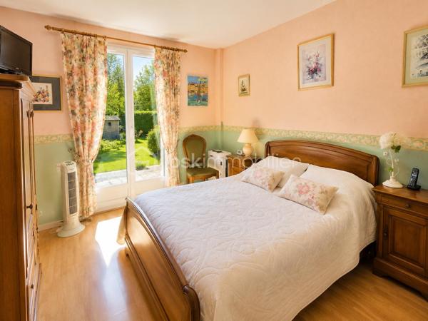 Au cœur de la très recherchée résidence privée de La Commanderie des Templiers II, découvrez cette charmante maison de plain-pied nichée dans un environnement verdoyant, calme et familial, à deux pas des écoles, commerces, transports et des infrastructures de Saint-Quentin-en-Yvelines.

Implantée sur une belle parcelle arborée de 775 m², elle offre un cadre de vie privilégié où l’on profite pleinement de l’extérieur, entre jardin, intimité et potentiel d’aménagement.

La maison développe 80,76 m² Carrez, complétés par des combles aménagés qui apportent un véritable espace de vie supplémentaire.

De plain-pied, vous trouverez une entrée, une cuisine indépendante aménagée et équipée, ainsi qu’un agréable salon-séjour lumineux ouvert sur le jardin, idéal pour les moments en famille ou entre amis. L’espace nuit se compose de deux chambres confortables (13 et 11 m2) avec placards intégrés, d’une salle d’eau et d’un WC indépendant.

Les combles aménagés par l'ancien propriétaire offrent aujourd’hui une troisième chambre ainsi qu’une salle de bains, un espace polyvalent qui pourra facilement évoluer selon vos besoins : suite parentale, bureau, espace ado ou salle de jeux.

À l’extérieur, le grand jardin arboré et soigneusement bordé de haies constitue un véritable havre de paix, propice à la détente, aux repas d’été et aux projets paysagers.

Côté pratique, la maison dispose d’un grand garage avec porte automatisée, complété par une mezzanine de rangement et un cellier . Le tout plus de 22 m² au sol, ainsi qu’un cabanon en bois au fond du jardin.

Bien entretenue, elle bénéficie déjà de fenêtres en double vitrage, de volets aluminium récents et d’une porte de garage motorisée. Quelques travaux de modernisation permettront de révéler tout son potentiel et de créer un intérieur à votre image.

Les atouts :

    Maison de plain-pied
    Terrain arboré de 775 m²
    2 chambres + espace nuit aménagé dans les combles
    Salon lumineux ouvert sur le jardin
    Double vitrage et volets aluminium récents
    Grand garage motorisé + mezzanine + cellier
    Cabanon de jardin
    Résidence privée calme et verdoyante
    Proximité immédiate écoles, commerces et transports

Une maison offrant un cadre de vie recherché, de beaux volumes et un fort potentiel d’évolution, idéale pour ceux qui souhaitent allier confort, extérieur et qualité d’emplacement.

N(hésitez pas à nous solliciter, une visite s'impose ! Nous restons disponibles 7jours sur 7. N'hésitez pas à nous laisser un message sur notre répondeur, nous vous contacterons dans les plus brefs délais.
Cordialement;