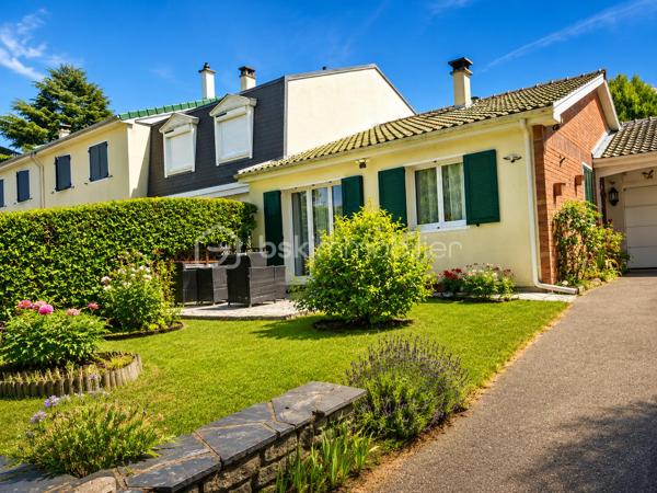 Au cœur de la très recherchée résidence privée de La Commanderie des Templiers II, découvrez cette charmante maison de plain-pied nichée dans un environnement verdoyant, calme et familial, à deux pas des écoles, commerces, transports et des infrastructures de Saint-Quentin-en-Yvelines.

Implantée sur une belle parcelle arborée de 775 m², elle offre un cadre de vie privilégié où l’on profite pleinement de l’extérieur, entre jardin, intimité et potentiel d’aménagement.

La maison développe 80,76 m² Carrez, complétés par des combles aménagés qui apportent un véritable espace de vie supplémentaire.

De plain-pied, vous trouverez une entrée, une cuisine indépendante aménagée et équipée, ainsi qu’un agréable salon-séjour lumineux ouvert sur le jardin, idéal pour les moments en famille ou entre amis. L’espace nuit se compose de deux chambres confortables (13 et 11 m2) avec placards intégrés, d’une salle d’eau et d’un WC indépendant.

Les combles aménagés par l'ancien propriétaire offrent aujourd’hui une troisième chambre ainsi qu’une salle de bains, un espace polyvalent qui pourra facilement évoluer selon vos besoins : suite parentale, bureau, espace ado ou salle de jeux.

À l’extérieur, le grand jardin arboré et soigneusement bordé de haies constitue un véritable havre de paix, propice à la détente, aux repas d’été et aux projets paysagers.

Côté pratique, la maison dispose d’un grand garage avec porte automatisée, complété par une mezzanine de rangement et un cellier . Le tout plus de 22 m² au sol, ainsi qu’un cabanon en bois au fond du jardin.

Bien entretenue, elle bénéficie déjà de fenêtres en double vitrage, de volets aluminium récents et d’une porte de garage motorisée. Quelques travaux de modernisation permettront de révéler tout son potentiel et de créer un intérieur à votre image.

Les atouts :

    Maison de plain-pied
    Terrain arboré de 775 m²
    2 chambres + espace nuit aménagé dans les combles
    Salon lumineux ouvert sur le jardin
    Double vitrage et volets aluminium récents
    Grand garage motorisé + mezzanine + cellier
    Cabanon de jardin
    Résidence privée calme et verdoyante
    Proximité immédiate écoles, commerces et transports

Une maison offrant un cadre de vie recherché, de beaux volumes et un fort potentiel d’évolution, idéale pour ceux qui souhaitent allier confort, extérieur et qualité d’emplacement.

N(hésitez pas à nous solliciter, une visite s'impose ! Nous restons disponibles 7jours sur 7. N'hésitez pas à nous laisser un message sur notre répondeur, nous vous contacterons dans les plus brefs délais.
Cordialement;