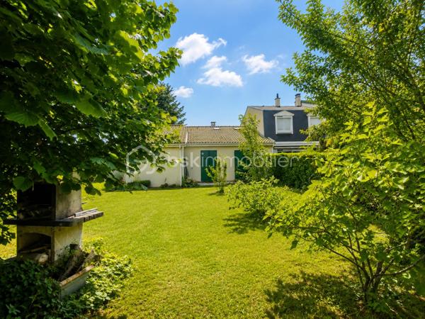 Au cœur de la très recherchée résidence privée de La Commanderie des Templiers II, découvrez cette charmante maison de plain-pied nichée dans un environnement verdoyant, calme et familial, à deux pas des écoles, commerces, transports et des infrastructures de Saint-Quentin-en-Yvelines.

Implantée sur une belle parcelle arborée de 775 m², elle offre un cadre de vie privilégié où l’on profite pleinement de l’extérieur, entre jardin, intimité et potentiel d’aménagement.

La maison développe 80,76 m² Carrez, complétés par des combles aménagés qui apportent un véritable espace de vie supplémentaire.

De plain-pied, vous trouverez une entrée, une cuisine indépendante aménagée et équipée, ainsi qu’un agréable salon-séjour lumineux ouvert sur le jardin, idéal pour les moments en famille ou entre amis. L’espace nuit se compose de deux chambres confortables (13 et 11 m2) avec placards intégrés, d’une salle d’eau et d’un WC indépendant.

Les combles aménagés par l'ancien propriétaire offrent aujourd’hui une troisième chambre ainsi qu’une salle de bains, un espace polyvalent qui pourra facilement évoluer selon vos besoins : suite parentale, bureau, espace ado ou salle de jeux.

À l’extérieur, le grand jardin arboré et soigneusement bordé de haies constitue un véritable havre de paix, propice à la détente, aux repas d’été et aux projets paysagers.

Côté pratique, la maison dispose d’un grand garage avec porte automatisée, complété par une mezzanine de rangement et un cellier . Le tout plus de 22 m² au sol, ainsi qu’un cabanon en bois au fond du jardin.

Bien entretenue, elle bénéficie déjà de fenêtres en double vitrage, de volets aluminium récents et d’une porte de garage motorisée. Quelques travaux de modernisation permettront de révéler tout son potentiel et de créer un intérieur à votre image.

Les atouts :

    Maison de plain-pied
    Terrain arboré de 775 m²
    2 chambres + espace nuit aménagé dans les combles
    Salon lumineux ouvert sur le jardin
    Double vitrage et volets aluminium récents
    Grand garage motorisé + mezzanine + cellier
    Cabanon de jardin
    Résidence privée calme et verdoyante
    Proximité immédiate écoles, commerces et transports

Une maison offrant un cadre de vie recherché, de beaux volumes et un fort potentiel d’évolution, idéale pour ceux qui souhaitent allier confort, extérieur et qualité d’emplacement.

N(hésitez pas à nous solliciter, une visite s'impose ! Nous restons disponibles 7jours sur 7. N'hésitez pas à nous laisser un message sur notre répondeur, nous vous contacterons dans les plus brefs délais.
Cordialement;