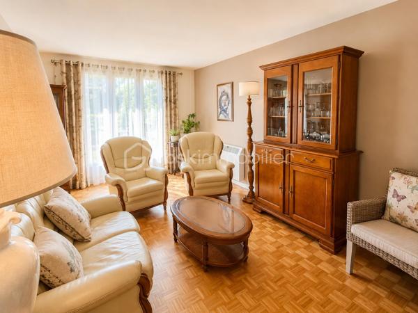 Au cœur de la très recherchée résidence privée de La Commanderie des Templiers II, découvrez cette charmante maison de plain-pied nichée dans un environnement verdoyant, calme et familial, à deux pas des écoles, commerces, transports et des infrastructures de Saint-Quentin-en-Yvelines.

Implantée sur une belle parcelle arborée de 775 m², elle offre un cadre de vie privilégié où l’on profite pleinement de l’extérieur, entre jardin, intimité et potentiel d’aménagement.

La maison développe 80,76 m² Carrez, complétés par des combles aménagés qui apportent un véritable espace de vie supplémentaire.

De plain-pied, vous trouverez une entrée, une cuisine indépendante aménagée et équipée, ainsi qu’un agréable salon-séjour lumineux ouvert sur le jardin, idéal pour les moments en famille ou entre amis. L’espace nuit se compose de deux chambres confortables (13 et 11 m2) avec placards intégrés, d’une salle d’eau et d’un WC indépendant.

Les combles aménagés par l'ancien propriétaire offrent aujourd’hui une troisième chambre ainsi qu’une salle de bains, un espace polyvalent qui pourra facilement évoluer selon vos besoins : suite parentale, bureau, espace ado ou salle de jeux.

À l’extérieur, le grand jardin arboré et soigneusement bordé de haies constitue un véritable havre de paix, propice à la détente, aux repas d’été et aux projets paysagers.

Côté pratique, la maison dispose d’un grand garage avec porte automatisée, complété par une mezzanine de rangement et un cellier . Le tout plus de 22 m² au sol, ainsi qu’un cabanon en bois au fond du jardin.

Bien entretenue, elle bénéficie déjà de fenêtres en double vitrage, de volets aluminium récents et d’une porte de garage motorisée. Quelques travaux de modernisation permettront de révéler tout son potentiel et de créer un intérieur à votre image.

Les atouts :

    Maison de plain-pied
    Terrain arboré de 775 m²
    2 chambres + espace nuit aménagé dans les combles
    Salon lumineux ouvert sur le jardin
    Double vitrage et volets aluminium récents
    Grand garage motorisé + mezzanine + cellier
    Cabanon de jardin
    Résidence privée calme et verdoyante
    Proximité immédiate écoles, commerces et transports

Une maison offrant un cadre de vie recherché, de beaux volumes et un fort potentiel d’évolution, idéale pour ceux qui souhaitent allier confort, extérieur et qualité d’emplacement.

N(hésitez pas à nous solliciter, une visite s'impose ! Nous restons disponibles 7jours sur 7. N'hésitez pas à nous laisser un message sur notre répondeur, nous vous contacterons dans les plus brefs délais.
Cordialement;