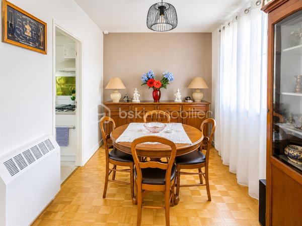 Au cœur de la très recherchée résidence privée de La Commanderie des Templiers II, découvrez cette charmante maison de plain-pied nichée dans un environnement verdoyant, calme et familial, à deux pas des écoles, commerces, transports et des infrastructures de Saint-Quentin-en-Yvelines.

Implantée sur une belle parcelle arborée de 775 m², elle offre un cadre de vie privilégié où l’on profite pleinement de l’extérieur, entre jardin, intimité et potentiel d’aménagement.

La maison développe 80,76 m² Carrez, complétés par des combles aménagés qui apportent un véritable espace de vie supplémentaire.

De plain-pied, vous trouverez une entrée, une cuisine indépendante aménagée et équipée, ainsi qu’un agréable salon-séjour lumineux ouvert sur le jardin, idéal pour les moments en famille ou entre amis. L’espace nuit se compose de deux chambres confortables (13 et 11 m2) avec placards intégrés, d’une salle d’eau et d’un WC indépendant.

Les combles aménagés par l'ancien propriétaire offrent aujourd’hui une troisième chambre ainsi qu’une salle de bains, un espace polyvalent qui pourra facilement évoluer selon vos besoins : suite parentale, bureau, espace ado ou salle de jeux.

À l’extérieur, le grand jardin arboré et soigneusement bordé de haies constitue un véritable havre de paix, propice à la détente, aux repas d’été et aux projets paysagers.

Côté pratique, la maison dispose d’un grand garage avec porte automatisée, complété par une mezzanine de rangement et un cellier . Le tout plus de 22 m² au sol, ainsi qu’un cabanon en bois au fond du jardin.

Bien entretenue, elle bénéficie déjà de fenêtres en double vitrage, de volets aluminium récents et d’une porte de garage motorisée. Quelques travaux de modernisation permettront de révéler tout son potentiel et de créer un intérieur à votre image.

Les atouts :

    Maison de plain-pied
    Terrain arboré de 775 m²
    2 chambres + espace nuit aménagé dans les combles
    Salon lumineux ouvert sur le jardin
    Double vitrage et volets aluminium récents
    Grand garage motorisé + mezzanine + cellier
    Cabanon de jardin
    Résidence privée calme et verdoyante
    Proximité immédiate écoles, commerces et transports

Une maison offrant un cadre de vie recherché, de beaux volumes et un fort potentiel d’évolution, idéale pour ceux qui souhaitent allier confort, extérieur et qualité d’emplacement.

N(hésitez pas à nous solliciter, une visite s'impose ! Nous restons disponibles 7jours sur 7. N'hésitez pas à nous laisser un message sur notre répondeur, nous vous contacterons dans les plus brefs délais.
Cordialement;