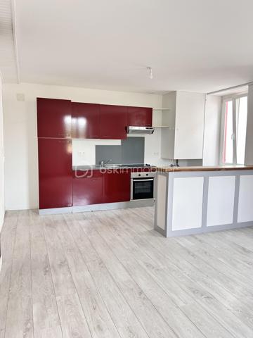 Vous recherchez un appartement familial, lumineux et fonctionnel, avec de beaux volumes et peu de charges ? 
Découvrez ce joli T4 de 80m2, situé au 1er étage d'une petite copropriété.
Dès l'entrée, vous serez séduit par la sensation d'espace et la luminosité de l'appartement.
Il se compose d'un agréable séjour avec cuisine ouverte d'environ 26m2, offrant une pièce de vie conviviale et facile à aménager.
L'espace nuit propose 3 belles chambres d'environ 13m2 chacune, une configuration idéale pour une famille ou pour aménager un bureau selon vos besoins.
Il dispose également d'une salle d'eau avec WC.
Enfin, un long et large couloir dessert les différentes pièces et apporte ainsi confort et possibilité de rangement supplémentaire.

Très propre, un rafraichissement est néanmoins à prévoir au niveau du parquet stratifié pour redonner tout son éclat à cet appartement qui ne manque pas d'atouts :
- 3 grandes chambres
- Appartement très lumineux
- Petite copropriété
- Faibles charges

Deux places de parking sont aussi à disposition.

Vous souhaitez en savoir plus ou organiser une visite, n'hésitez pas à me contacter !