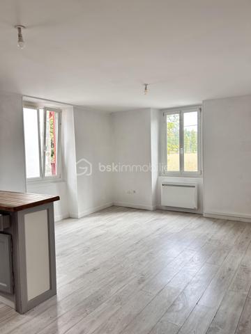 Vous recherchez un appartement familial, lumineux et fonctionnel, avec de beaux volumes et peu de charges ? 
Découvrez ce joli T4 de 80m2, situé au 1er étage d'une petite copropriété.
Dès l'entrée, vous serez séduit par la sensation d'espace et la luminosité de l'appartement.
Il se compose d'un agréable séjour avec cuisine ouverte d'environ 26m2, offrant une pièce de vie conviviale et facile à aménager.
L'espace nuit propose 3 belles chambres d'environ 13m2 chacune, une configuration idéale pour une famille ou pour aménager un bureau selon vos besoins.
Il dispose également d'une salle d'eau avec WC.
Enfin, un long et large couloir dessert les différentes pièces et apporte ainsi confort et possibilité de rangement supplémentaire.

Très propre, un rafraichissement est néanmoins à prévoir au niveau du parquet stratifié pour redonner tout son éclat à cet appartement qui ne manque pas d'atouts :
- 3 grandes chambres
- Appartement très lumineux
- Petite copropriété
- Faibles charges

Deux places de parking sont aussi à disposition.

Vous souhaitez en savoir plus ou organiser une visite, n'hésitez pas à me contacter !