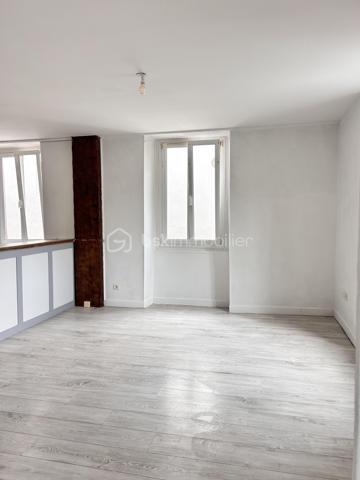 Vous recherchez un appartement familial, lumineux et fonctionnel, avec de beaux volumes et peu de charges ? 
Découvrez ce joli T4 de 80m2, situé au 1er étage d'une petite copropriété.
Dès l'entrée, vous serez séduit par la sensation d'espace et la luminosité de l'appartement.
Il se compose d'un agréable séjour avec cuisine ouverte d'environ 26m2, offrant une pièce de vie conviviale et facile à aménager.
L'espace nuit propose 3 belles chambres d'environ 13m2 chacune, une configuration idéale pour une famille ou pour aménager un bureau selon vos besoins.
Il dispose également d'une salle d'eau avec WC.
Enfin, un long et large couloir dessert les différentes pièces et apporte ainsi confort et possibilité de rangement supplémentaire.

Très propre, un rafraichissement est néanmoins à prévoir au niveau du parquet stratifié pour redonner tout son éclat à cet appartement qui ne manque pas d'atouts :
- 3 grandes chambres
- Appartement très lumineux
- Petite copropriété
- Faibles charges

Deux places de parking sont aussi à disposition.

Vous souhaitez en savoir plus ou organiser une visite, n'hésitez pas à me contacter !