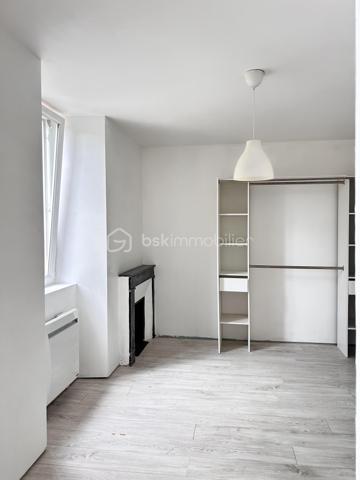 Vous recherchez un appartement familial, lumineux et fonctionnel, avec de beaux volumes et peu de charges ? 
Découvrez ce joli T4 de 80m2, situé au 1er étage d'une petite copropriété.
Dès l'entrée, vous serez séduit par la sensation d'espace et la luminosité de l'appartement.
Il se compose d'un agréable séjour avec cuisine ouverte d'environ 26m2, offrant une pièce de vie conviviale et facile à aménager.
L'espace nuit propose 3 belles chambres d'environ 13m2 chacune, une configuration idéale pour une famille ou pour aménager un bureau selon vos besoins.
Il dispose également d'une salle d'eau avec WC.
Enfin, un long et large couloir dessert les différentes pièces et apporte ainsi confort et possibilité de rangement supplémentaire.

Très propre, un rafraichissement est néanmoins à prévoir au niveau du parquet stratifié pour redonner tout son éclat à cet appartement qui ne manque pas d'atouts :
- 3 grandes chambres
- Appartement très lumineux
- Petite copropriété
- Faibles charges

Deux places de parking sont aussi à disposition.

Vous souhaitez en savoir plus ou organiser une visite, n'hésitez pas à me contacter !