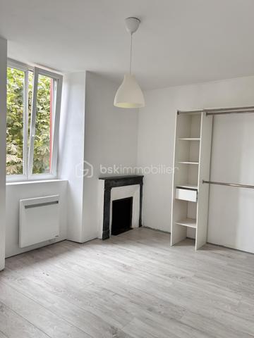 Vous recherchez un appartement familial, lumineux et fonctionnel, avec de beaux volumes et peu de charges ? 
Découvrez ce joli T4 de 80m2, situé au 1er étage d'une petite copropriété.
Dès l'entrée, vous serez séduit par la sensation d'espace et la luminosité de l'appartement.
Il se compose d'un agréable séjour avec cuisine ouverte d'environ 26m2, offrant une pièce de vie conviviale et facile à aménager.
L'espace nuit propose 3 belles chambres d'environ 13m2 chacune, une configuration idéale pour une famille ou pour aménager un bureau selon vos besoins.
Il dispose également d'une salle d'eau avec WC.
Enfin, un long et large couloir dessert les différentes pièces et apporte ainsi confort et possibilité de rangement supplémentaire.

Très propre, un rafraichissement est néanmoins à prévoir au niveau du parquet stratifié pour redonner tout son éclat à cet appartement qui ne manque pas d'atouts :
- 3 grandes chambres
- Appartement très lumineux
- Petite copropriété
- Faibles charges

Deux places de parking sont aussi à disposition.

Vous souhaitez en savoir plus ou organiser une visite, n'hésitez pas à me contacter !