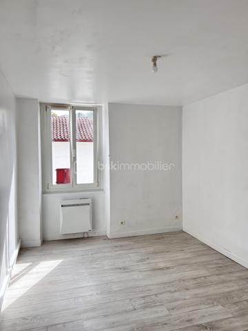 Vous recherchez un appartement familial, lumineux et fonctionnel, avec de beaux volumes et peu de charges ? 
Découvrez ce joli T4 de 80m2, situé au 1er étage d'une petite copropriété.
Dès l'entrée, vous serez séduit par la sensation d'espace et la luminosité de l'appartement.
Il se compose d'un agréable séjour avec cuisine ouverte d'environ 26m2, offrant une pièce de vie conviviale et facile à aménager.
L'espace nuit propose 3 belles chambres d'environ 13m2 chacune, une configuration idéale pour une famille ou pour aménager un bureau selon vos besoins.
Il dispose également d'une salle d'eau avec WC.
Enfin, un long et large couloir dessert les différentes pièces et apporte ainsi confort et possibilité de rangement supplémentaire.

Très propre, un rafraichissement est néanmoins à prévoir au niveau du parquet stratifié pour redonner tout son éclat à cet appartement qui ne manque pas d'atouts :
- 3 grandes chambres
- Appartement très lumineux
- Petite copropriété
- Faibles charges

Deux places de parking sont aussi à disposition.

Vous souhaitez en savoir plus ou organiser une visite, n'hésitez pas à me contacter !