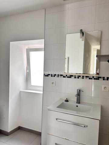 Vous recherchez un appartement familial, lumineux et fonctionnel, avec de beaux volumes et peu de charges ? 
Découvrez ce joli T4 de 80m2, situé au 1er étage d'une petite copropriété.
Dès l'entrée, vous serez séduit par la sensation d'espace et la luminosité de l'appartement.
Il se compose d'un agréable séjour avec cuisine ouverte d'environ 26m2, offrant une pièce de vie conviviale et facile à aménager.
L'espace nuit propose 3 belles chambres d'environ 13m2 chacune, une configuration idéale pour une famille ou pour aménager un bureau selon vos besoins.
Il dispose également d'une salle d'eau avec WC.
Enfin, un long et large couloir dessert les différentes pièces et apporte ainsi confort et possibilité de rangement supplémentaire.

Très propre, un rafraichissement est néanmoins à prévoir au niveau du parquet stratifié pour redonner tout son éclat à cet appartement qui ne manque pas d'atouts :
- 3 grandes chambres
- Appartement très lumineux
- Petite copropriété
- Faibles charges

Deux places de parking sont aussi à disposition.

Vous souhaitez en savoir plus ou organiser une visite, n'hésitez pas à me contacter !