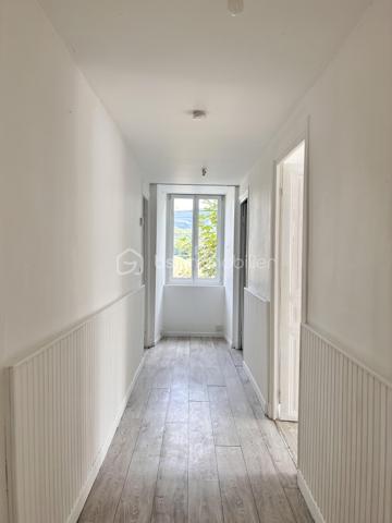 Vous recherchez un appartement familial, lumineux et fonctionnel, avec de beaux volumes et peu de charges ? 
Découvrez ce joli T4 de 80m2, situé au 1er étage d'une petite copropriété.
Dès l'entrée, vous serez séduit par la sensation d'espace et la luminosité de l'appartement.
Il se compose d'un agréable séjour avec cuisine ouverte d'environ 26m2, offrant une pièce de vie conviviale et facile à aménager.
L'espace nuit propose 3 belles chambres d'environ 13m2 chacune, une configuration idéale pour une famille ou pour aménager un bureau selon vos besoins.
Il dispose également d'une salle d'eau avec WC.
Enfin, un long et large couloir dessert les différentes pièces et apporte ainsi confort et possibilité de rangement supplémentaire.

Très propre, un rafraichissement est néanmoins à prévoir au niveau du parquet stratifié pour redonner tout son éclat à cet appartement qui ne manque pas d'atouts :
- 3 grandes chambres
- Appartement très lumineux
- Petite copropriété
- Faibles charges

Deux places de parking sont aussi à disposition.

Vous souhaitez en savoir plus ou organiser une visite, n'hésitez pas à me contacter !