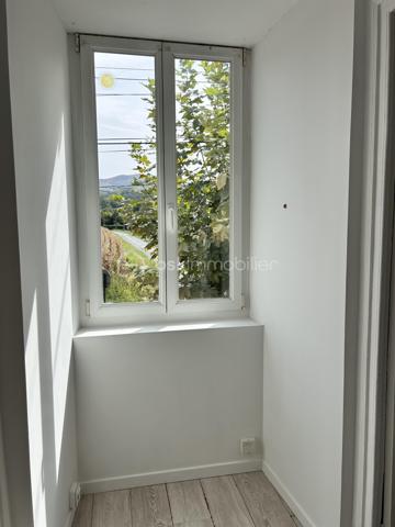 Vous recherchez un appartement familial, lumineux et fonctionnel, avec de beaux volumes et peu de charges ? 
Découvrez ce joli T4 de 80m2, situé au 1er étage d'une petite copropriété.
Dès l'entrée, vous serez séduit par la sensation d'espace et la luminosité de l'appartement.
Il se compose d'un agréable séjour avec cuisine ouverte d'environ 26m2, offrant une pièce de vie conviviale et facile à aménager.
L'espace nuit propose 3 belles chambres d'environ 13m2 chacune, une configuration idéale pour une famille ou pour aménager un bureau selon vos besoins.
Il dispose également d'une salle d'eau avec WC.
Enfin, un long et large couloir dessert les différentes pièces et apporte ainsi confort et possibilité de rangement supplémentaire.

Très propre, un rafraichissement est néanmoins à prévoir au niveau du parquet stratifié pour redonner tout son éclat à cet appartement qui ne manque pas d'atouts :
- 3 grandes chambres
- Appartement très lumineux
- Petite copropriété
- Faibles charges

Deux places de parking sont aussi à disposition.

Vous souhaitez en savoir plus ou organiser une visite, n'hésitez pas à me contacter !