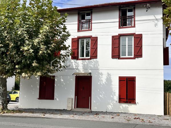 Vous recherchez un appartement familial, lumineux et fonctionnel, avec de beaux volumes et peu de charges ? 
Découvrez ce joli T4 de 80m2, situé au 1er étage d'une petite copropriété.
Dès l'entrée, vous serez séduit par la sensation d'espace et la luminosité de l'appartement.
Il se compose d'un agréable séjour avec cuisine ouverte d'environ 26m2, offrant une pièce de vie conviviale et facile à aménager.
L'espace nuit propose 3 belles chambres d'environ 13m2 chacune, une configuration idéale pour une famille ou pour aménager un bureau selon vos besoins.
Il dispose également d'une salle d'eau avec WC.
Enfin, un long et large couloir dessert les différentes pièces et apporte ainsi confort et possibilité de rangement supplémentaire.

Très propre, un rafraichissement est néanmoins à prévoir au niveau du parquet stratifié pour redonner tout son éclat à cet appartement qui ne manque pas d'atouts :
- 3 grandes chambres
- Appartement très lumineux
- Petite copropriété
- Faibles charges

Deux places de parking sont aussi à disposition.

Vous souhaitez en savoir plus ou organiser une visite, n'hésitez pas à me contacter !
