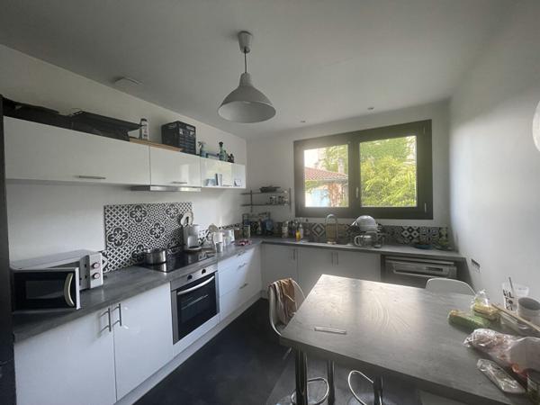 Idéalement situé à TALENCE, En location bail MOBILITE (Loi ELAN) bel appartement avec entrée indépendante avec terrasse et jardin