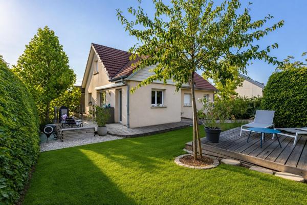 Charmante maison familialle au calme avec 4 chambres et grand sous-sol en excellent état!