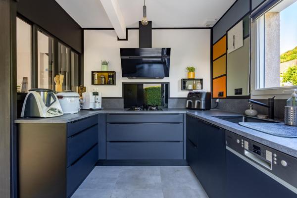 Charmante maison familialle au calme avec 4 chambres et grand sous-sol en excellent état!