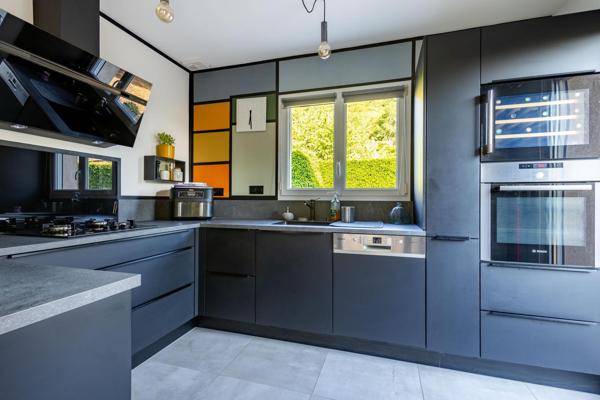 Charmante maison familialle au calme avec 4 chambres et grand sous-sol en excellent état!