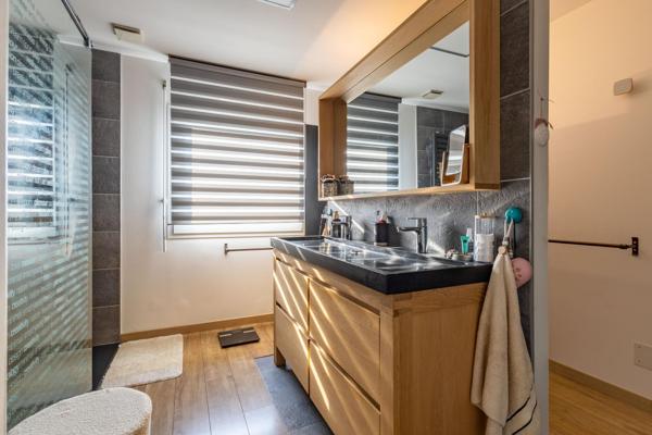 Charmante maison familialle au calme avec 4 chambres et grand sous-sol en excellent état!